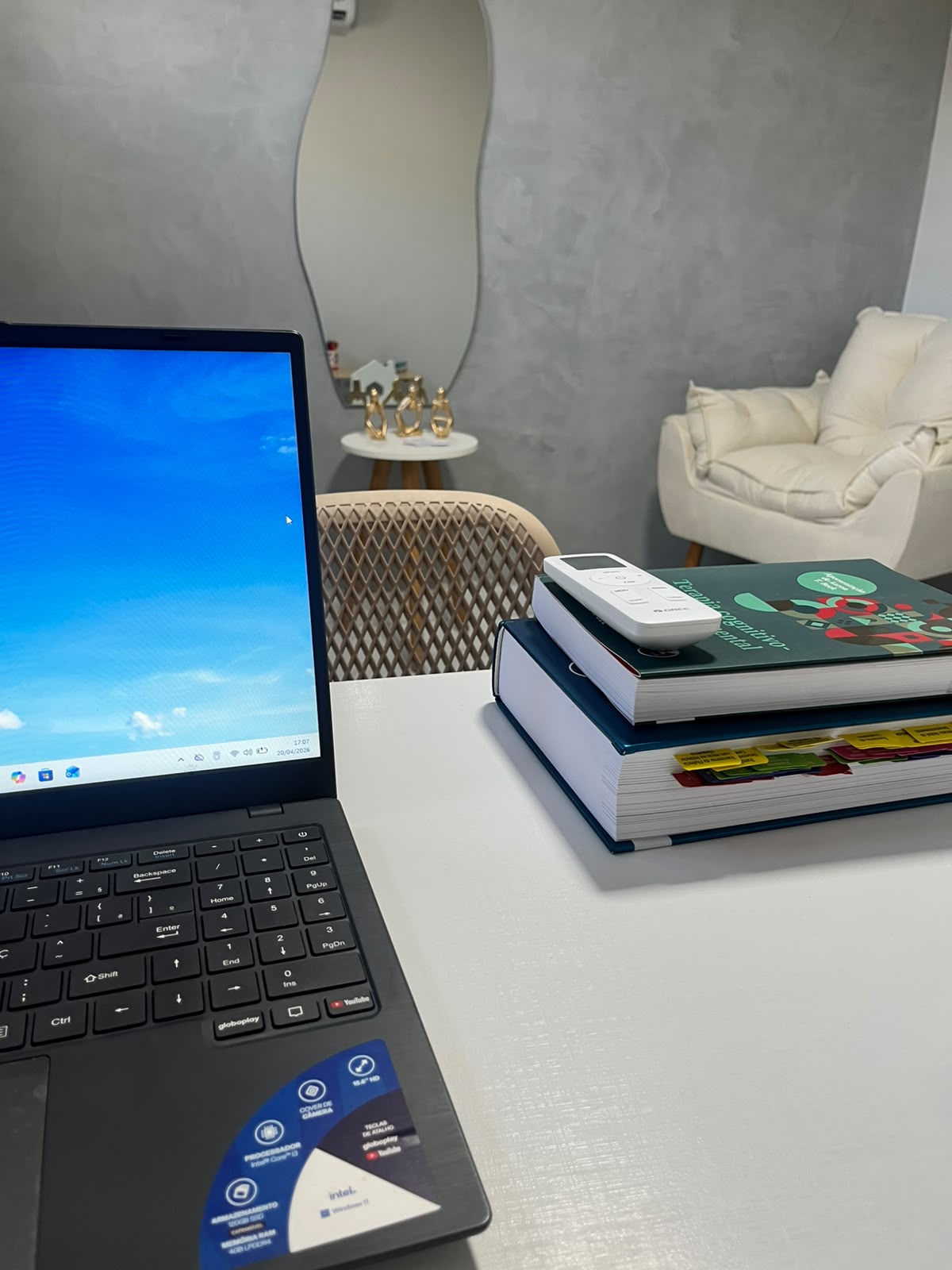 Materiais e livros usados na avaliação neuropsicológica sobre a mesa do consultório