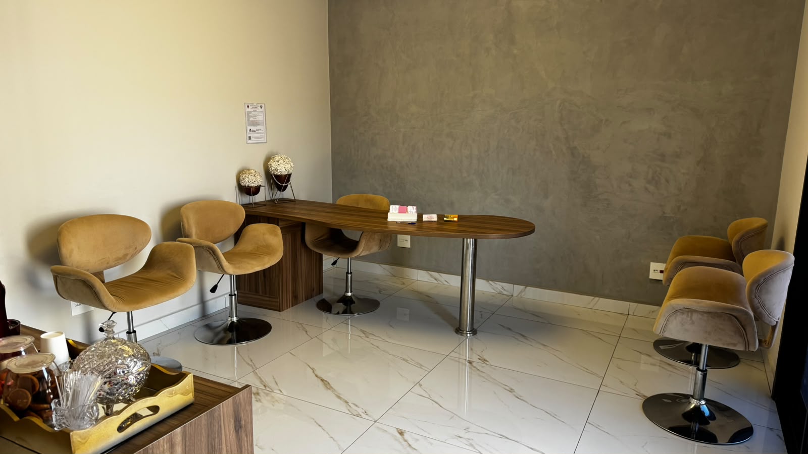 Sala de espera ampla com poltronas confortáveis