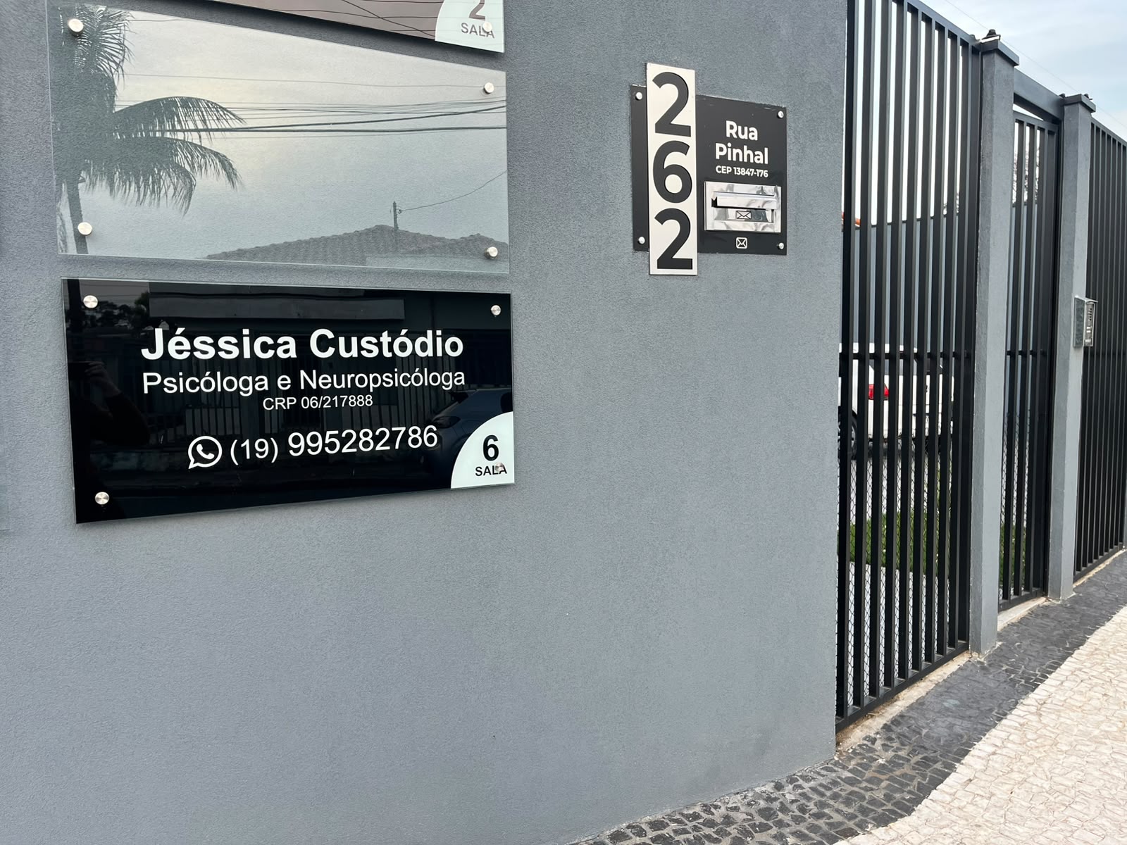 Placa de identificação de Jéssica Custódio, Psicóloga e Neuropsicóloga