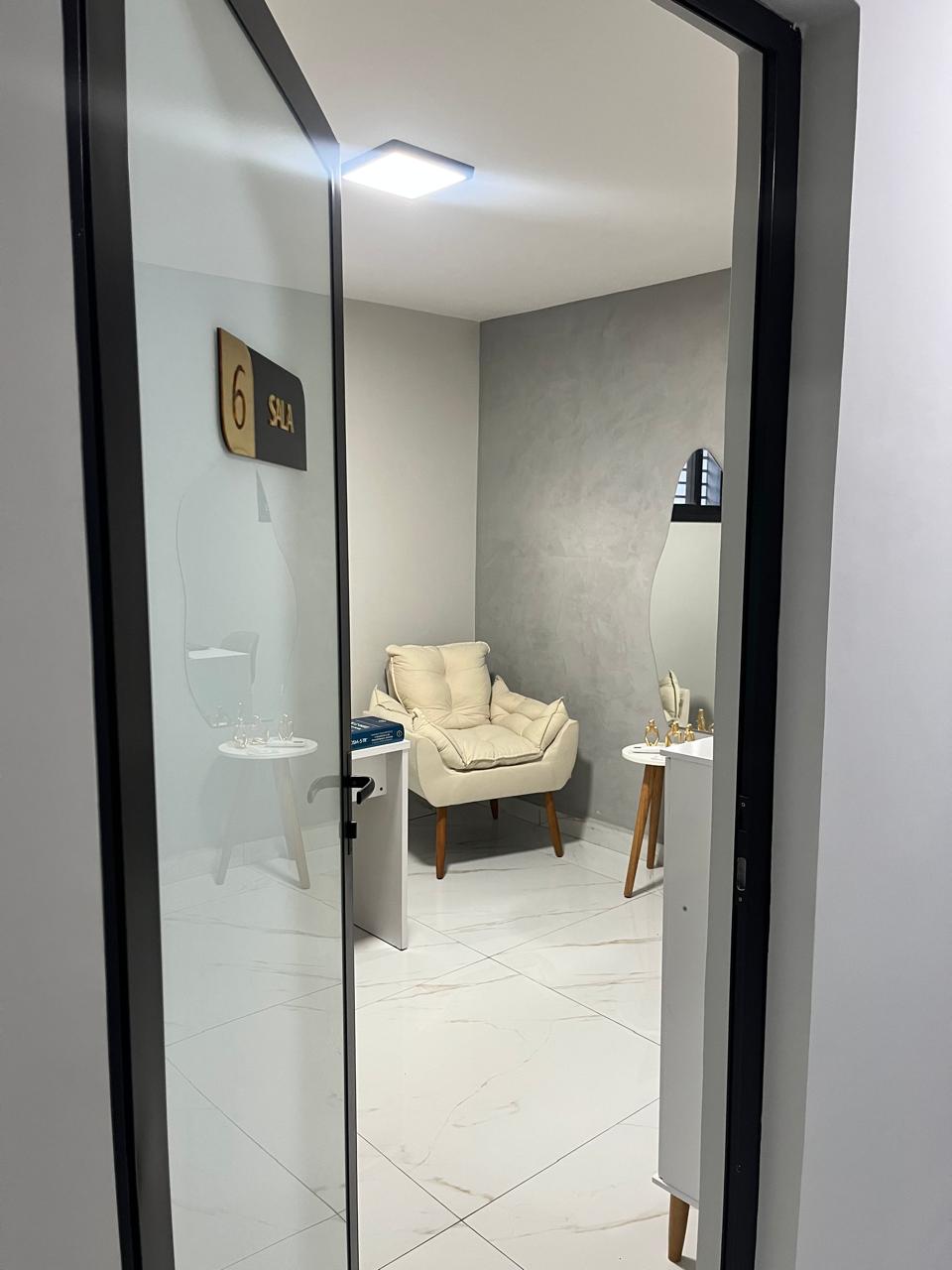 Entrada da sala 6 com poltrona confortável e ambiente acolhedor